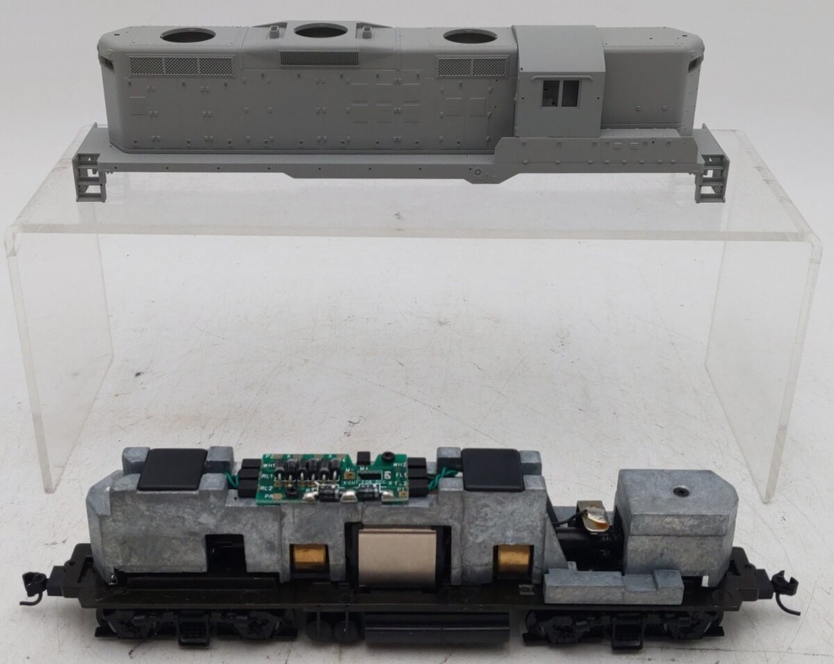 Proto 2000 21649 HO Scale Undecorated EMD GP9 Phase III Diesel Locomotive EX/Box