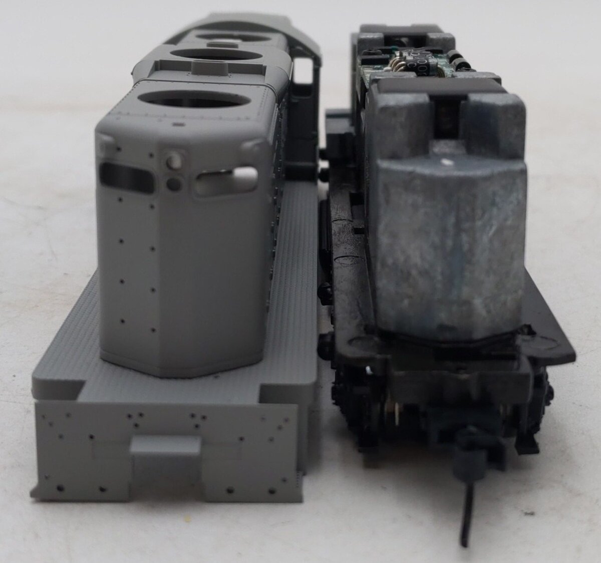 Proto 2000 21649 HO Scale Undecorated EMD GP9 Phase III Diesel Locomotive EX/Box