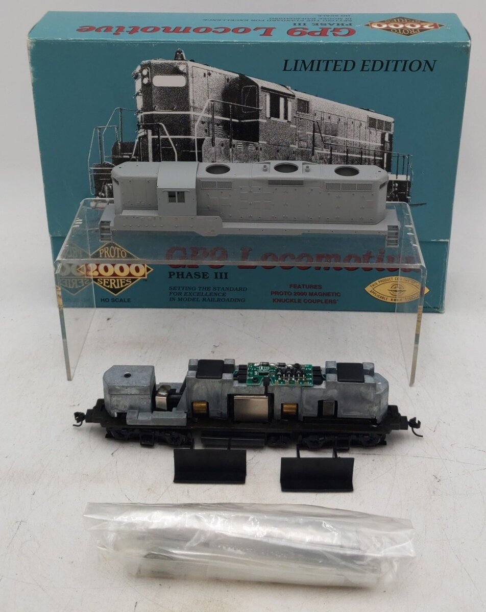 Proto 2000 21649 HO Scale Undecorated EMD GP9 Phase III Diesel Locomotive EX/Box
