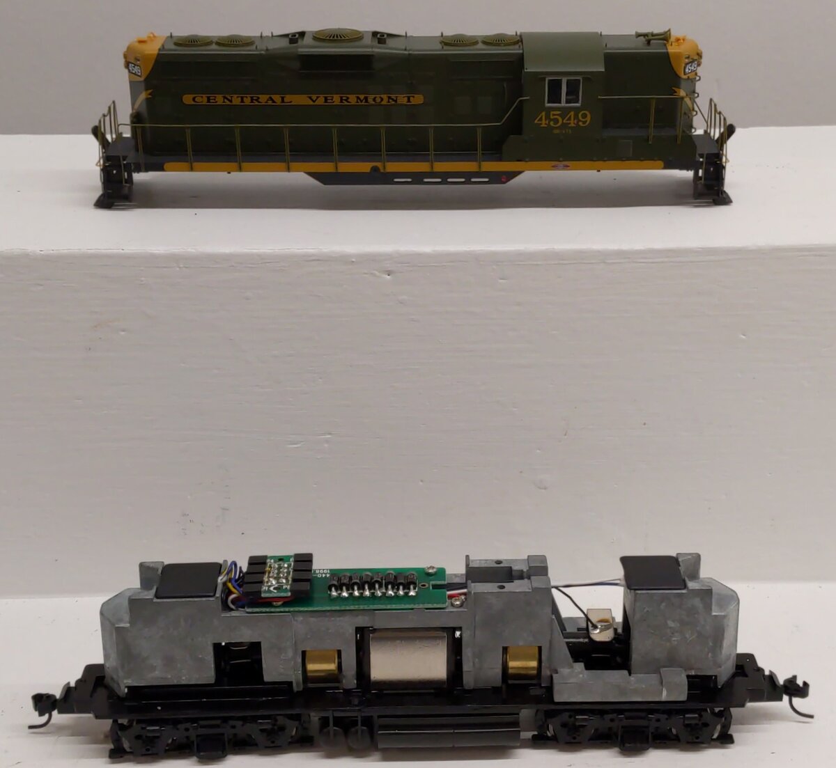 Proto 2000 97051 HO Central Vermont GP9 Diesel Locomotive #4549 EX/Box