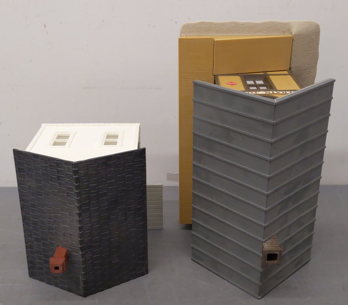 G Scale Assorted Buildings [2] VG