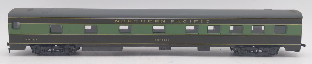 AHM 6401 HO Scale Northern Pacific 1930 Sleeper Passenger Car VG
