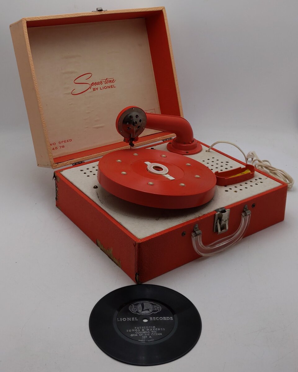 Lionel 42000 Spear-Tone Style 600 Two Speed Electric Phonograph VG