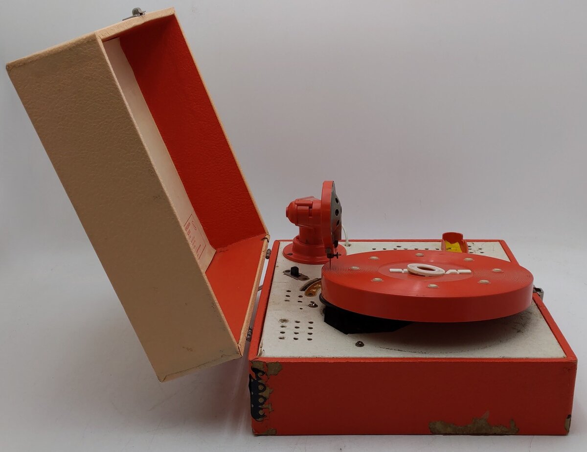 Lionel 42000 Spear-Tone Style 600 Two Speed Electric Phonograph VG