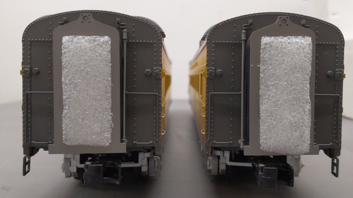 MTH 20-66148 O UP 70' Streamlined Sleeper/Diner Passenger Set (Set of 2) EX/Box
