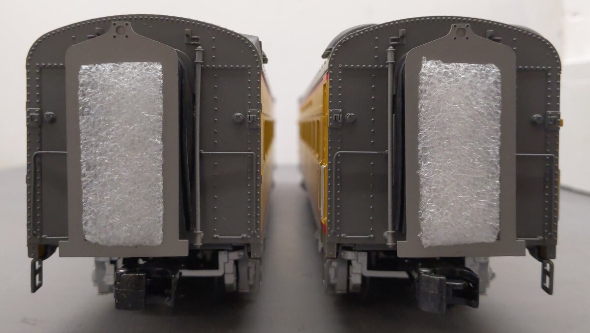 MTH 20-66148 O UP 70' Streamlined Sleeper/Diner Passenger Set (Set of 2) EX/Box