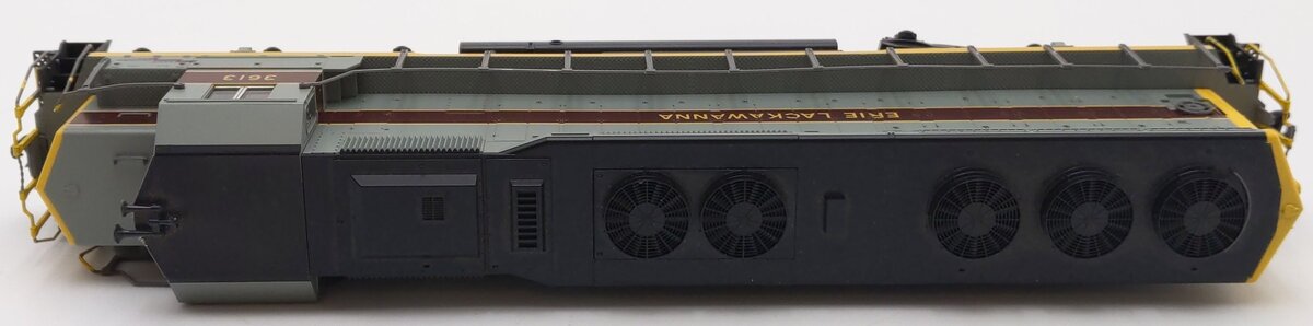 Kato 37-1704 HO Erie Lackawanna EMD SD45 Diesel Locomotive #3613 EX/Box