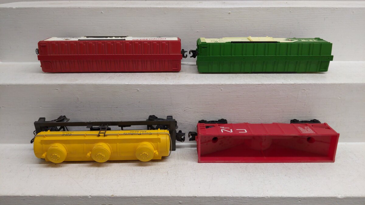 Lionel O Gauge Assorted Freight Cars [4] VG