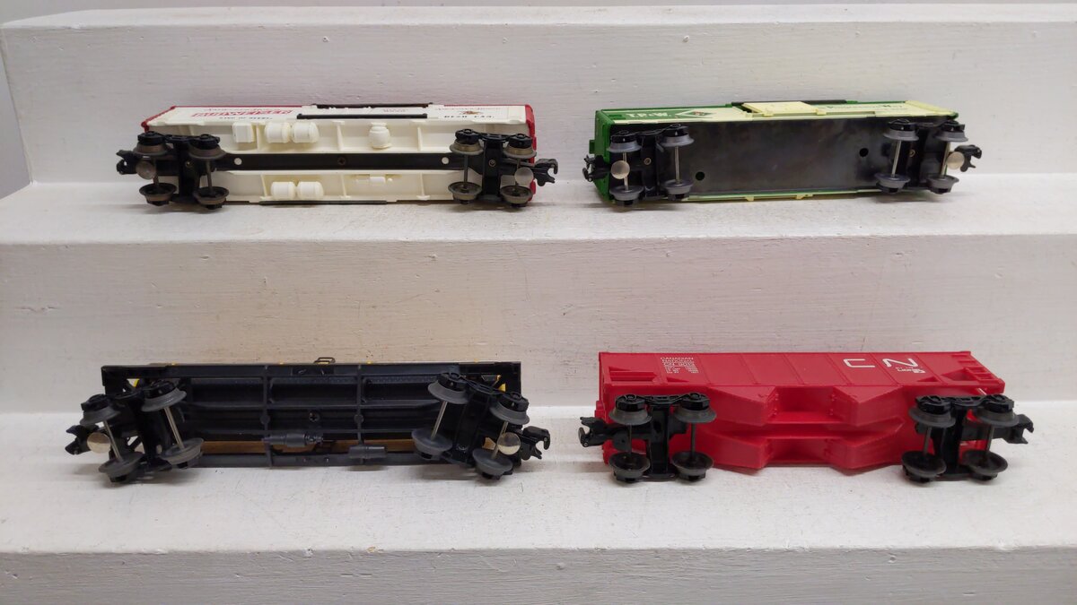 Lionel O Gauge Assorted Freight Cars [4] VG