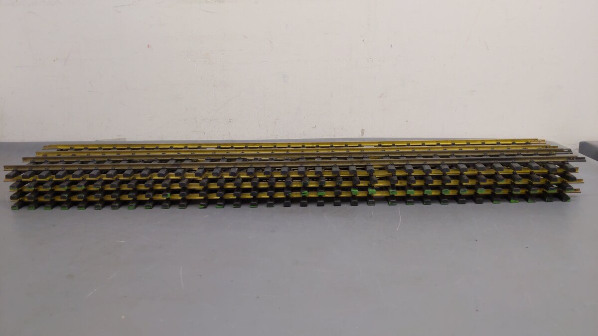 Aristo-Craft 11070 Euro Brass 3' Straight Track (8) EX