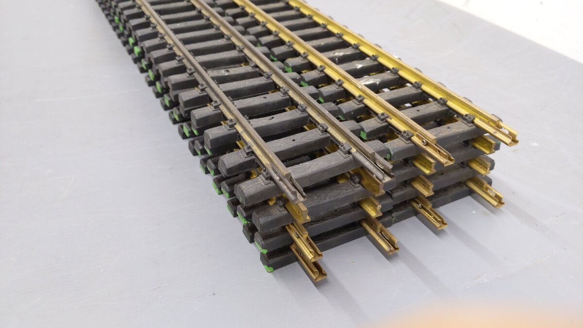 Aristo-Craft 11070 Euro Brass 3' Straight Track (8) EX