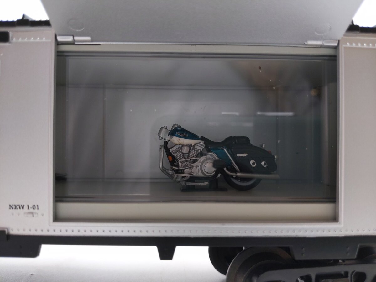 MTH 30-74293 O Gauge Harley-Davidson 40' Window Box Car with 2 2001 Road King VG/Box