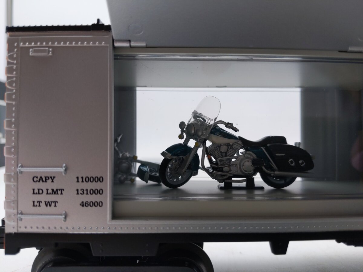MTH 30-74293 O Gauge Harley-Davidson 40' Window Box Car with 2 2001 Road King VG/Box