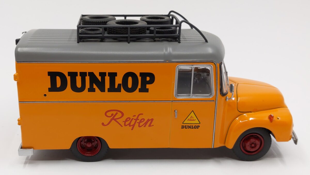 Premium ClassiXXs 1:43 Diecast Blitz 1,75t Dunlop - Reifen VG