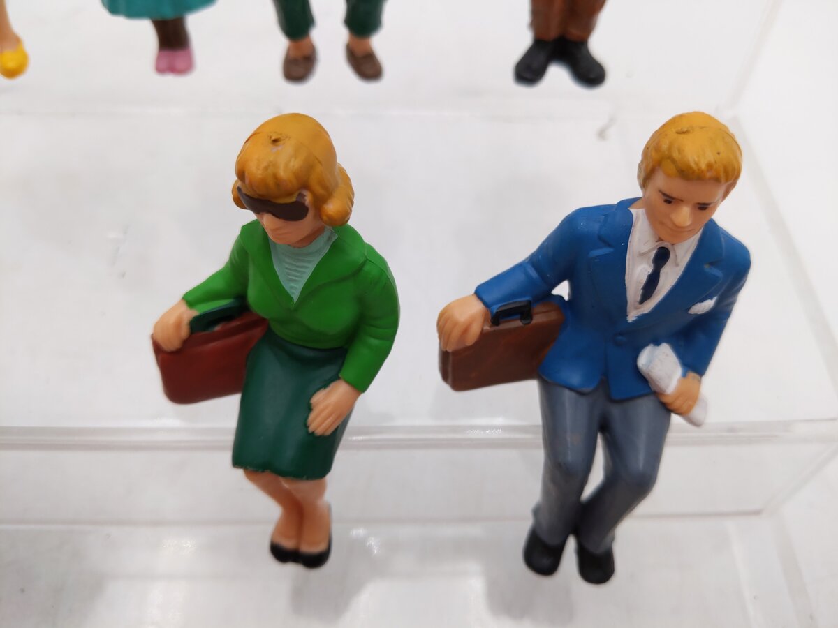 LGB G Assorted Sitting Figures: 5142, 5147, 5239 [11] EX