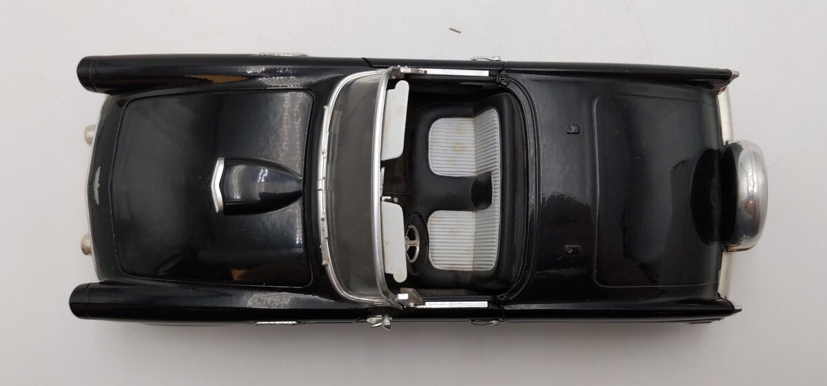 Revell 1:18 Scale 1956 Ford Thunderbird Black Convertible VG