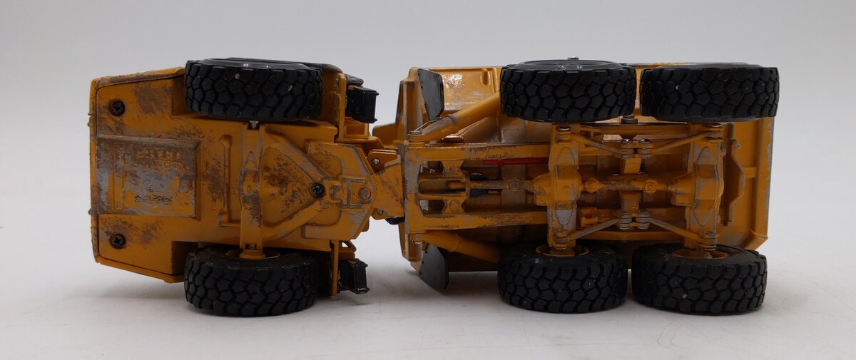 ERTL 1:50 Scale John Deere 400D Articulated Dump Truck - Weathered