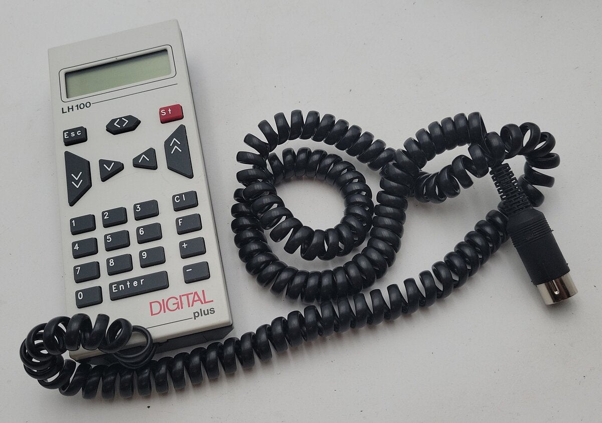 Lenz Elektronik GmbH LZV100 Command Station W/ LG90 & LH100 Throttles EX