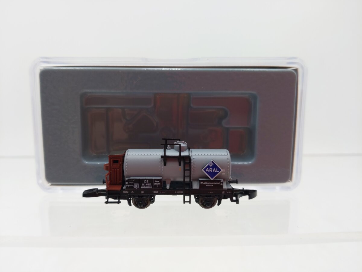 Marklin 82304 Z Scale BBV-ARAL 2-Axle Tank Car with Brakeman's Cab