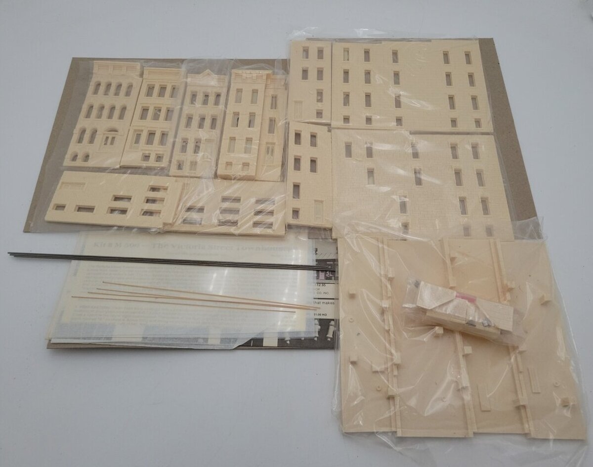 Magnuson Models M506 HO Scale The Victoria Street Townhouses Building Kit EX/Box