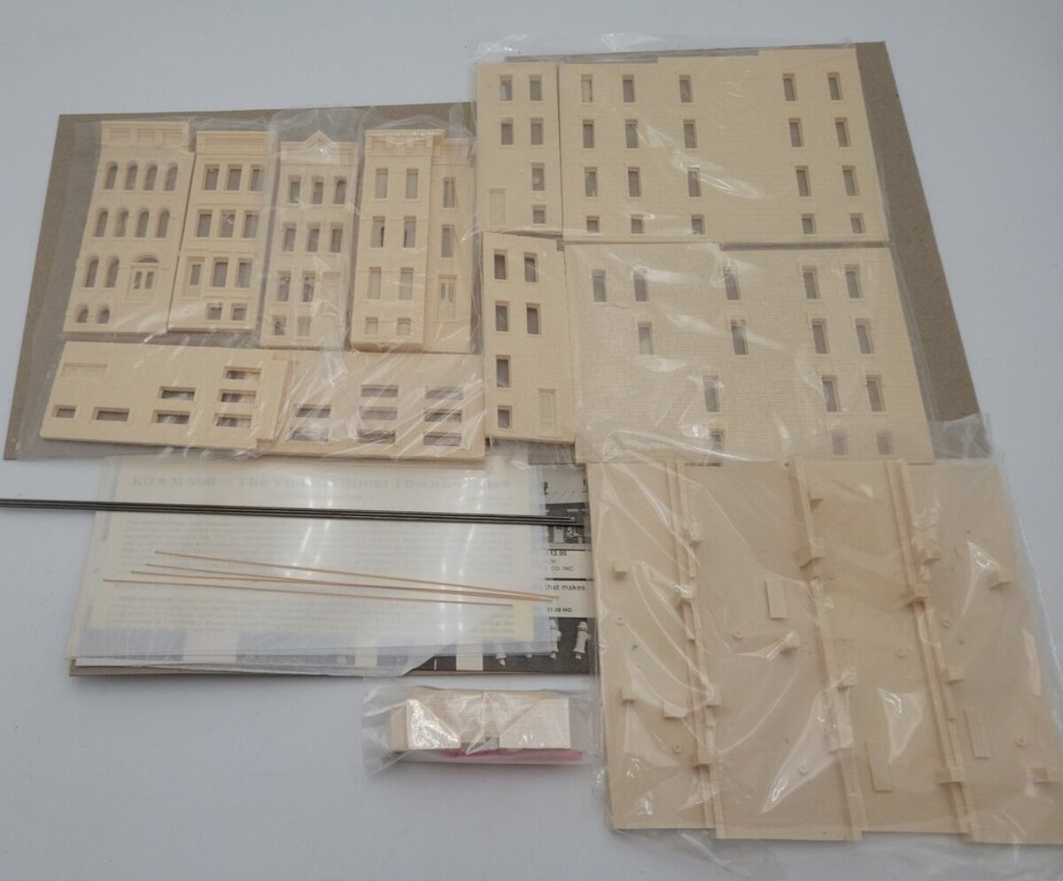 Magnuson Models M506 HO Scale The Victoria Street Townhouses Building Kit EX/Box