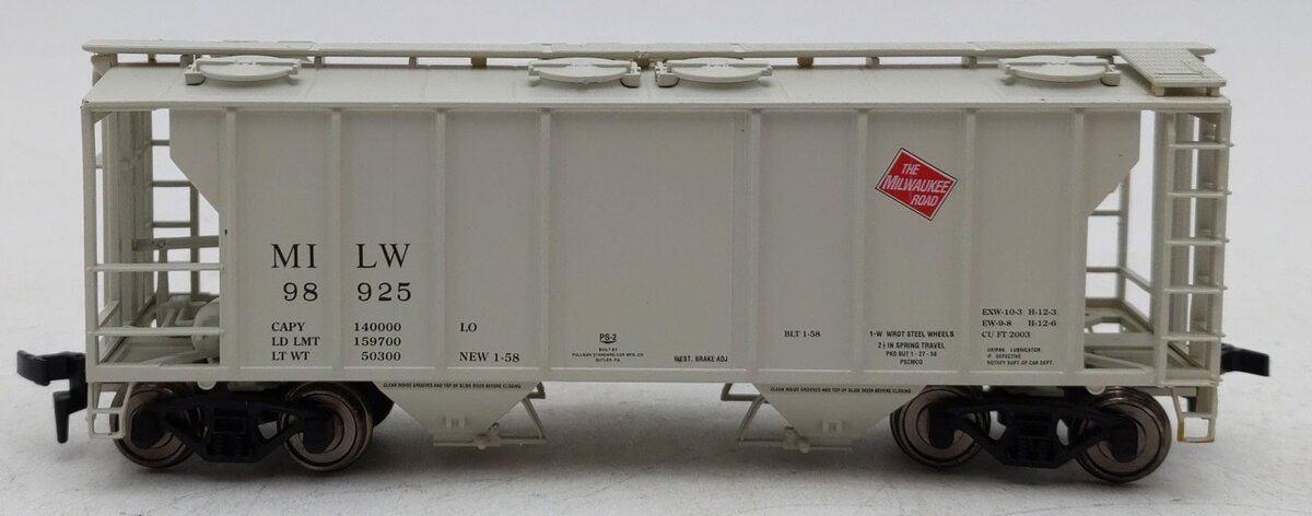 Atlas 1821 HO Scale Milwaukee Covered 2-Bay Hopper Car #98925 EX/Box