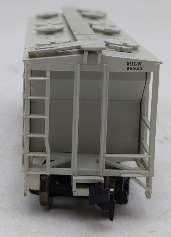 Atlas 1821 HO Scale Milwaukee Covered 2-Bay Hopper Car #98925 EX/Box