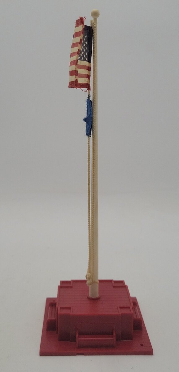 Lionel 6-12898 O/O27 Flag Pole W/ Lionel Pennant Kit EX/Box
