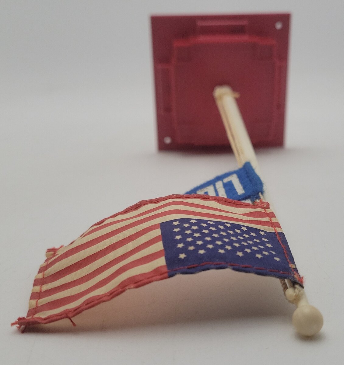 Lionel 6-12898 O/O27 Flag Pole W/ Lionel Pennant Kit EX/Box
