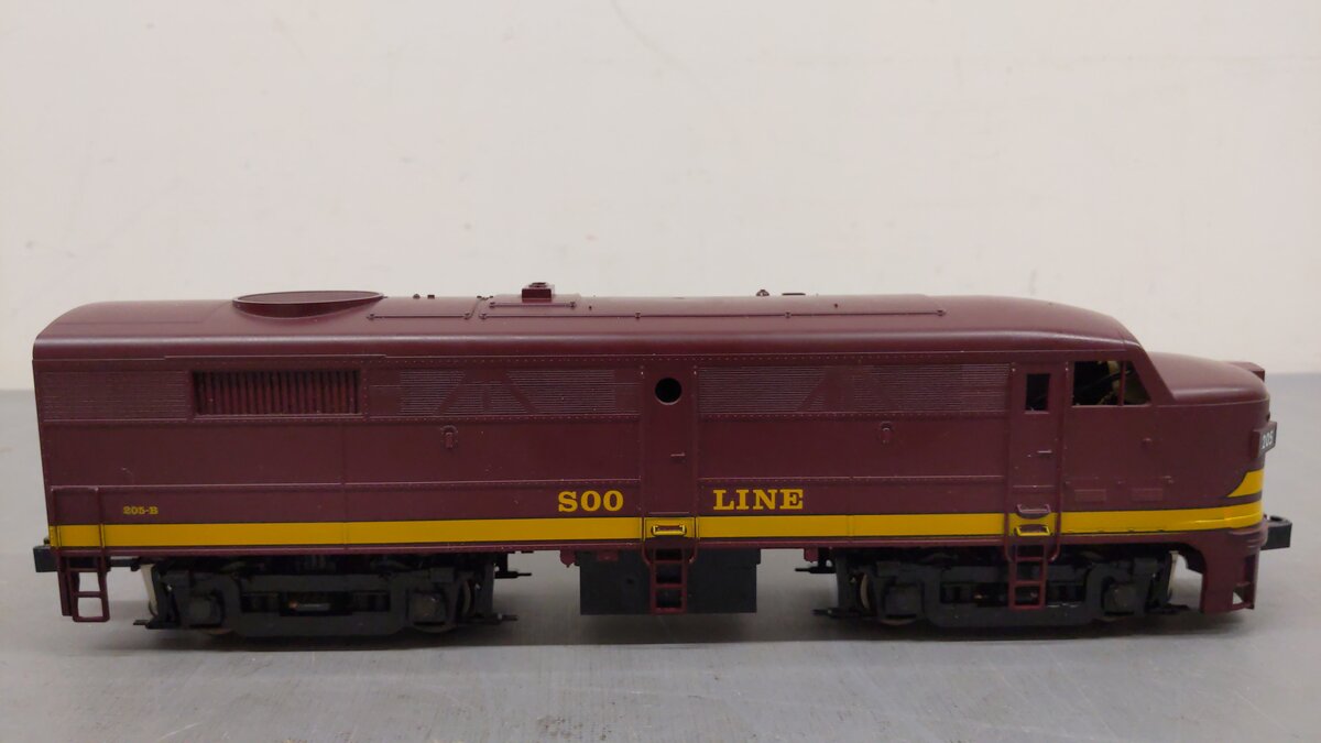 Weaver 6590 O Scale SOO Line Powered A Unit Diesel Locomotive #205-B VG/Box