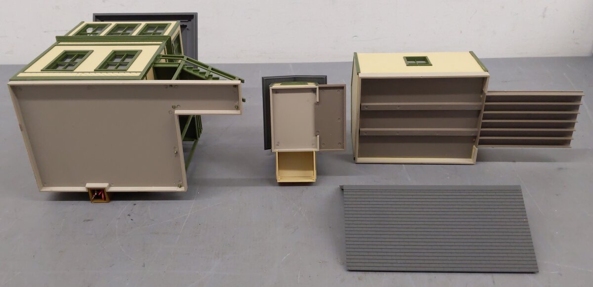Walthers 933-2703 O Trackside Structures Set - Buildings Only EX/Box