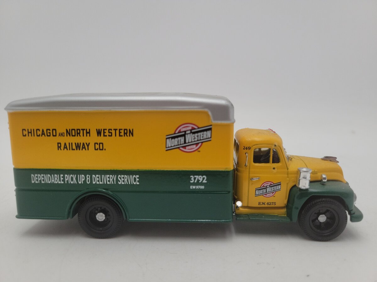 Corgi US52912 1:50 Chicago North Western System Diamond T620 with Box Van EX/Box