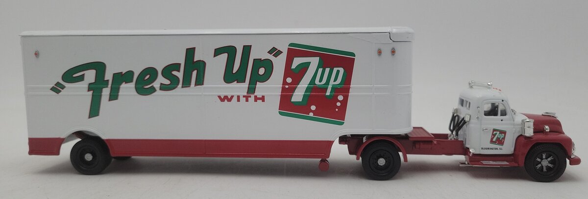 Corgi US52913 1:50 Fresh Up w/7up Diamond T620 Fruhauf w/Skirted Trailer Truck EX/Box