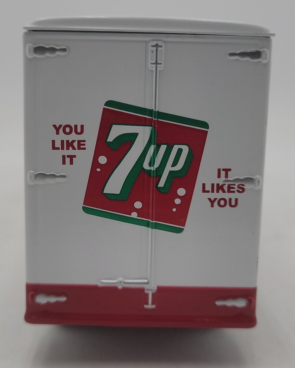 Corgi US52913 1:50 Fresh Up w/7up Diamond T620 Fruhauf w/Skirted Trailer Truck EX/Box