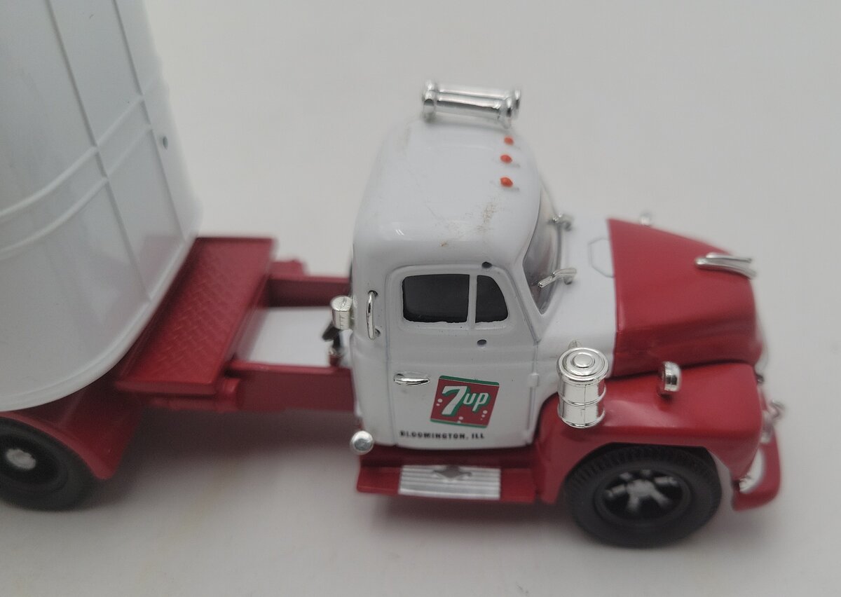Corgi US52913 1:50 Fresh Up w/7up Diamond T620 Fruhauf w/Skirted Trailer Truck EX/Box