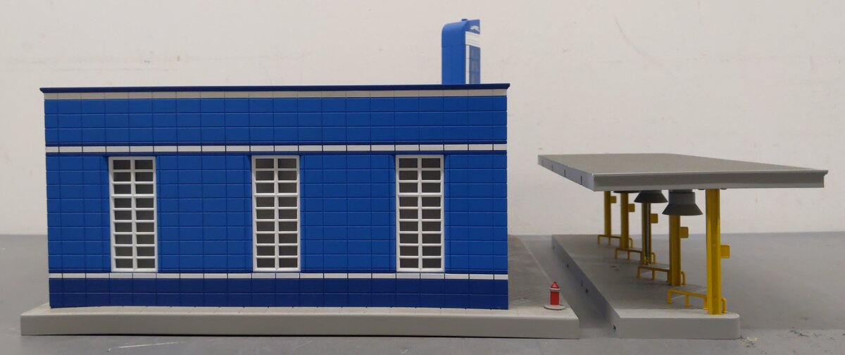 MTH 30-9040 O Gauge Assembled Greyhound Bus Station VG