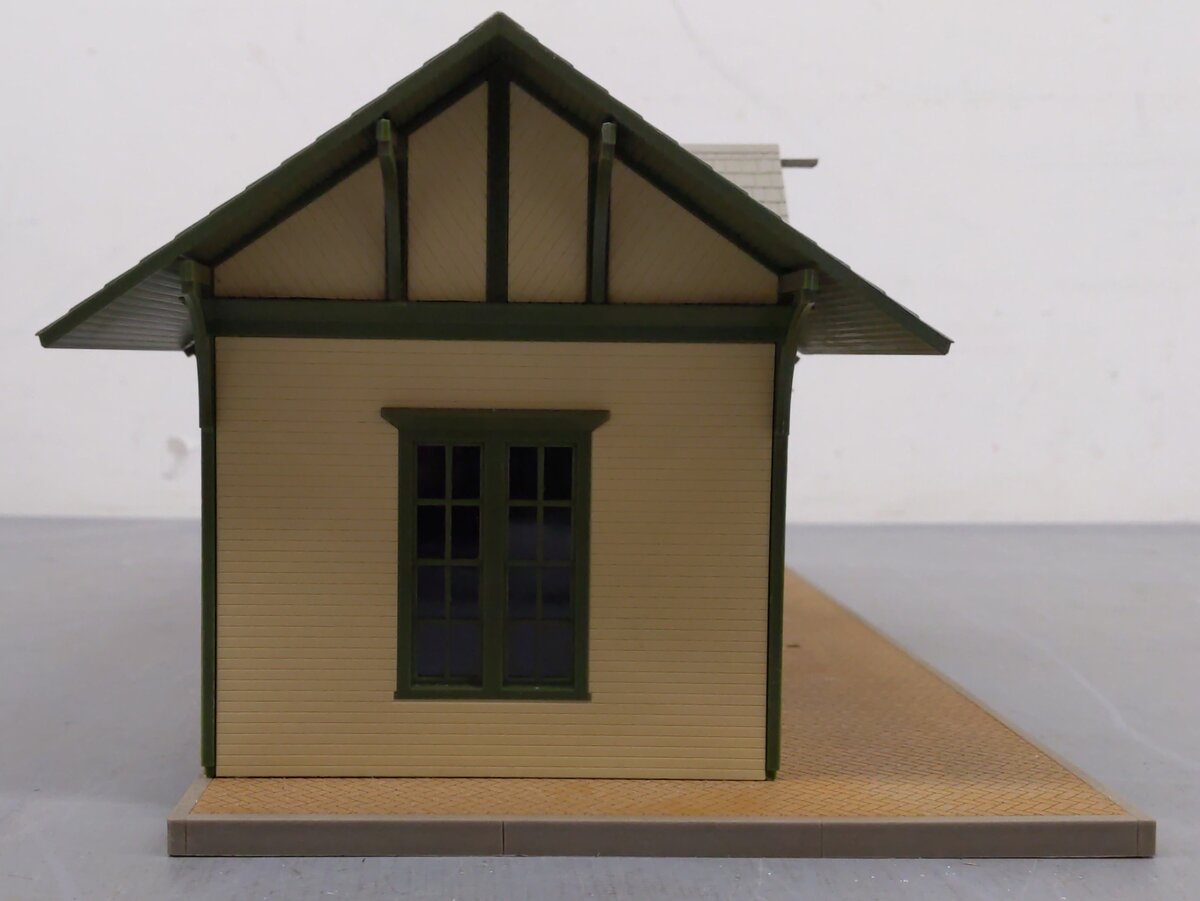 Walthers 933-2707 O Scale Built-Up Golden Valley Depot VG/Box