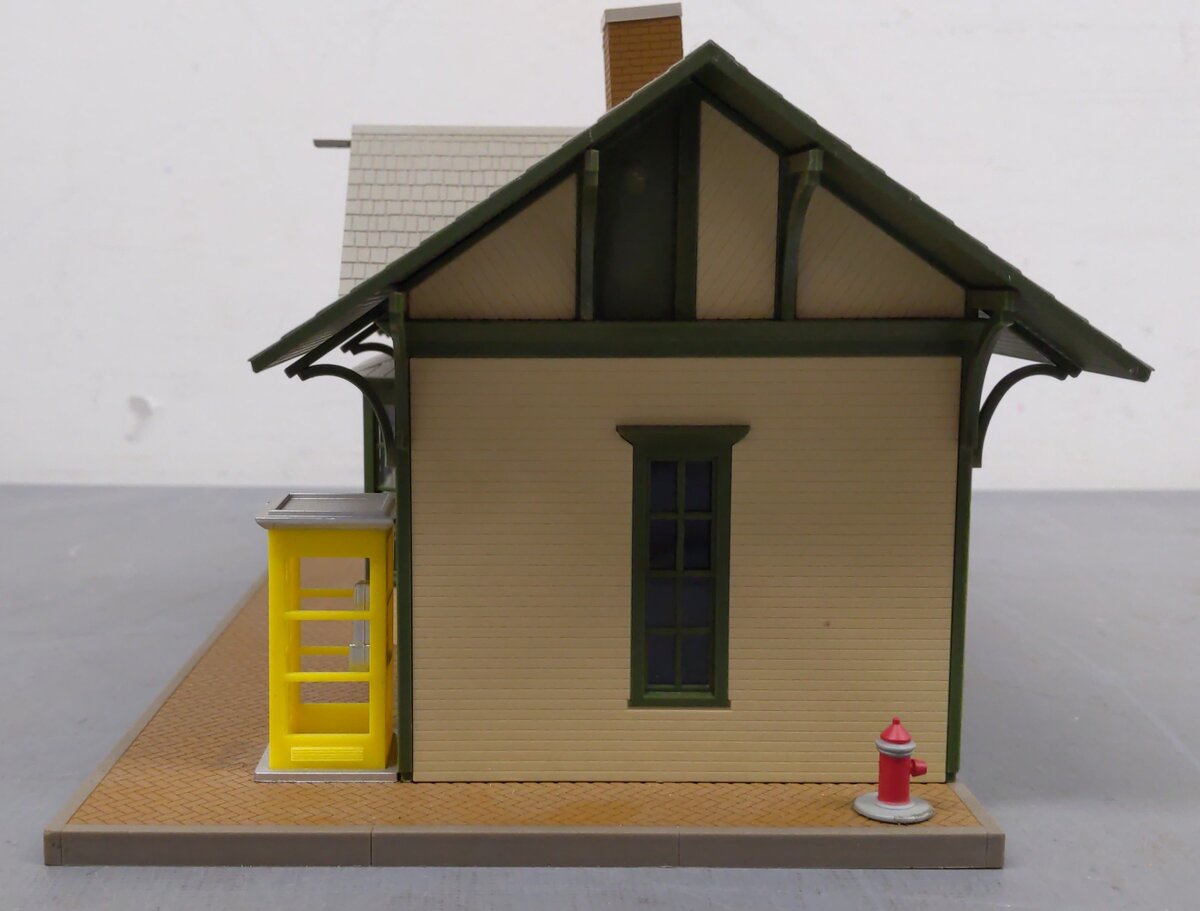 Walthers 933-2707 O Scale Built-Up Golden Valley Depot VG/Box
