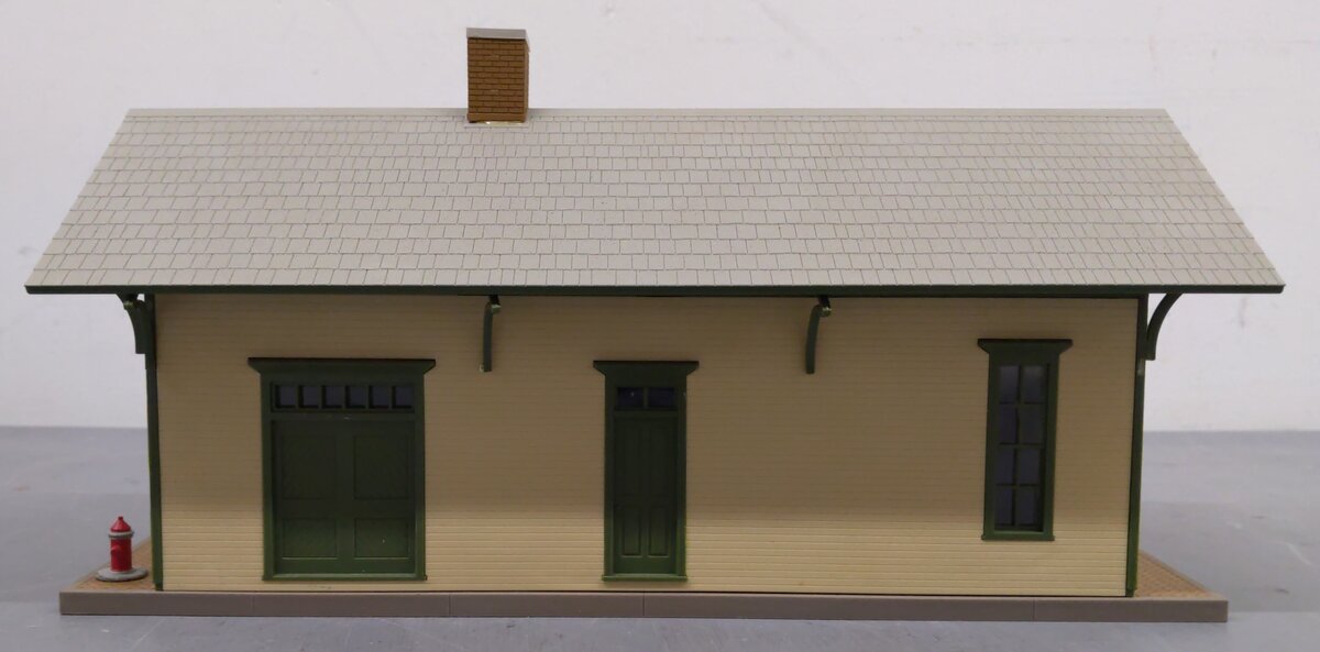 Walthers 933-2707 O Scale Built-Up Golden Valley Depot VG/Box