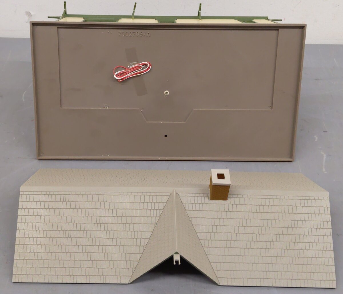 Walthers 933-2707 O Scale Built-Up Golden Valley Depot VG/Box