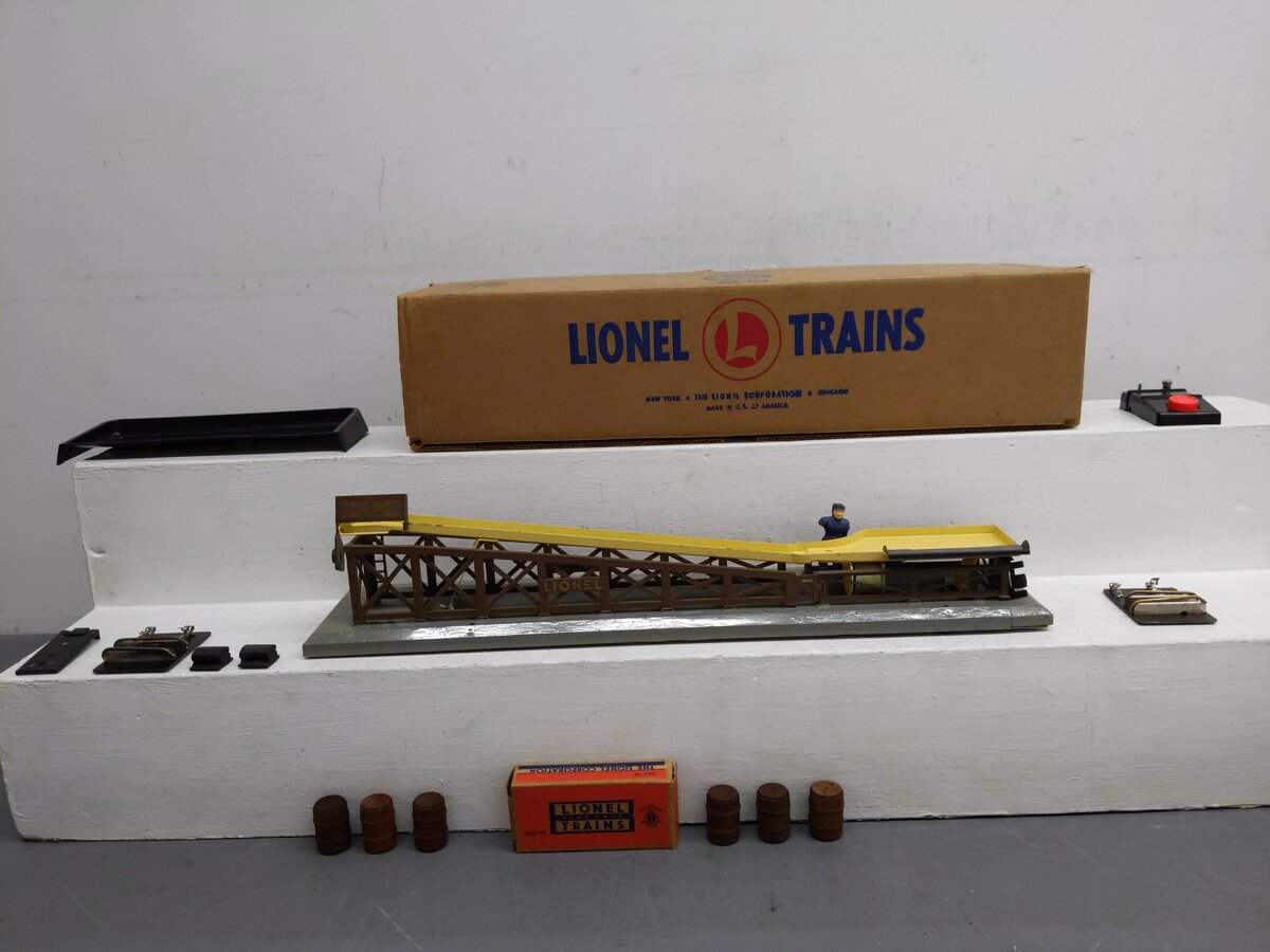 Lionel 362 Vintage O Operating Barrel Loader Ramp VG/Box