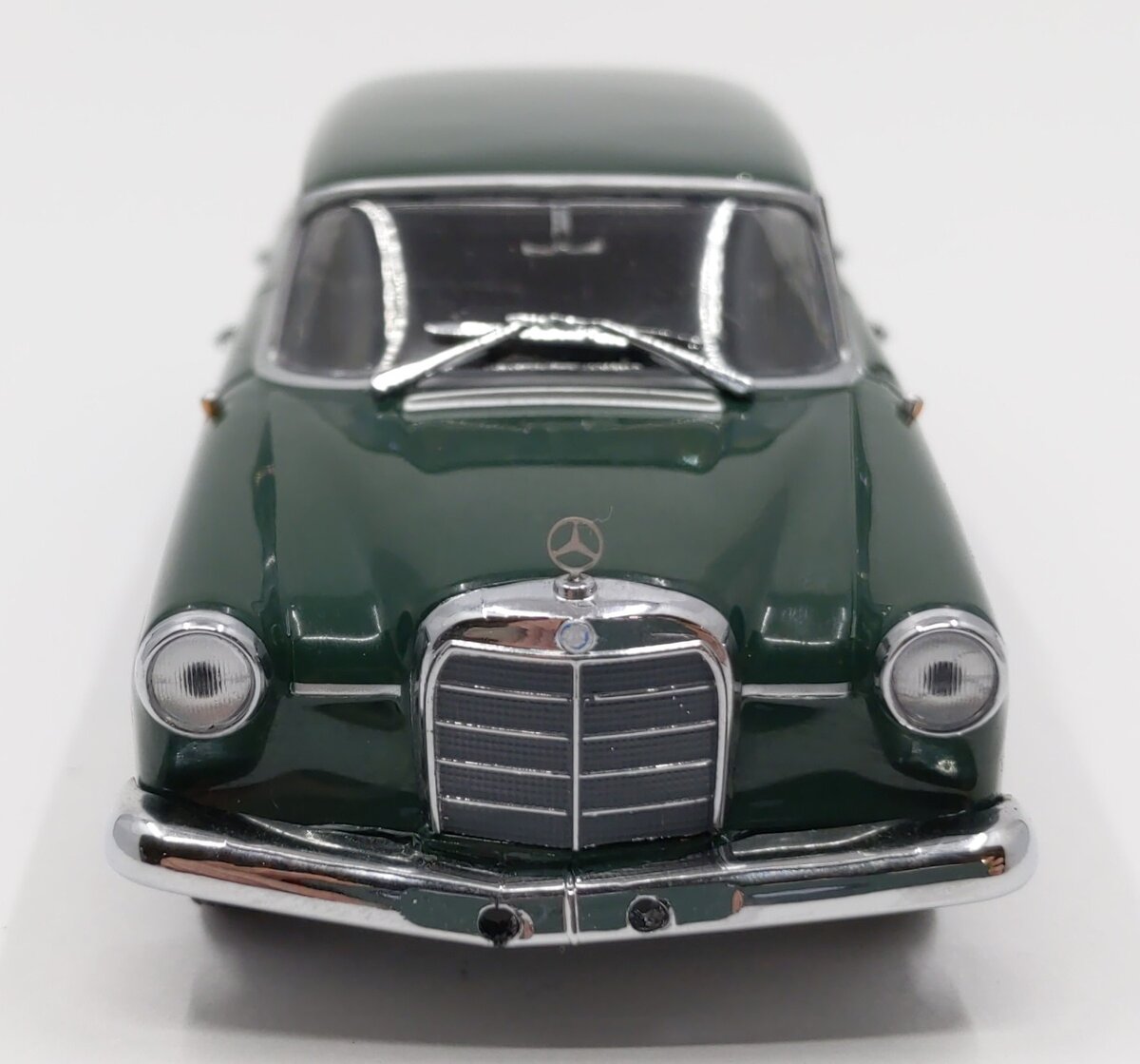 Minichamps 1:43 Diecast Mercedes-Benz 190/200 VG