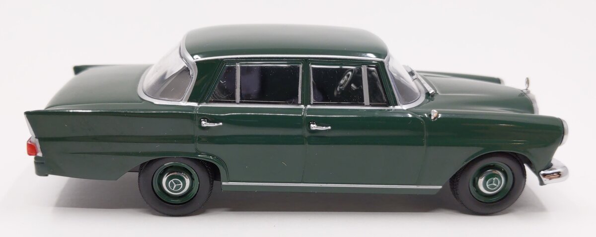 Minichamps 1:43 Diecast Mercedes-Benz 190/200 VG