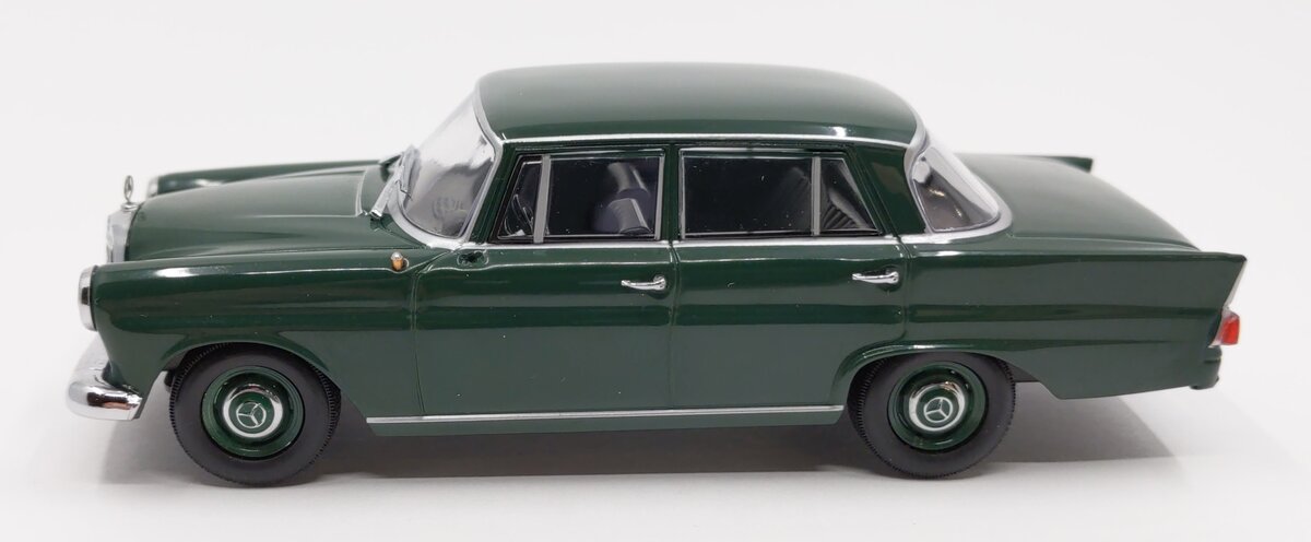 Minichamps 1:43 Diecast Mercedes-Benz 190/200 VG
