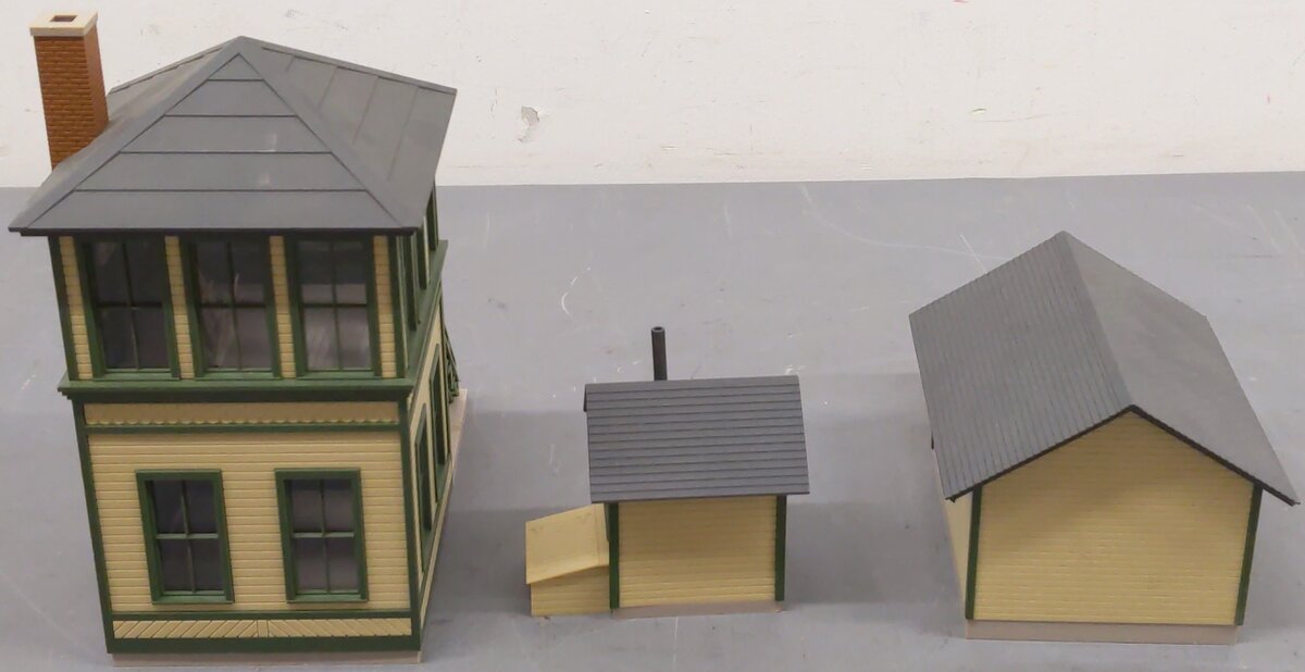Walthers 933-2703 Trackside Structures Set VG/Box