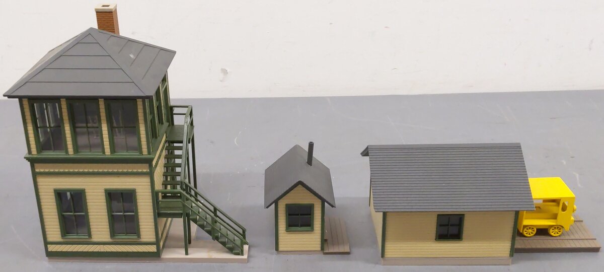 Walthers 933-2703 Trackside Structures Set VG/Box