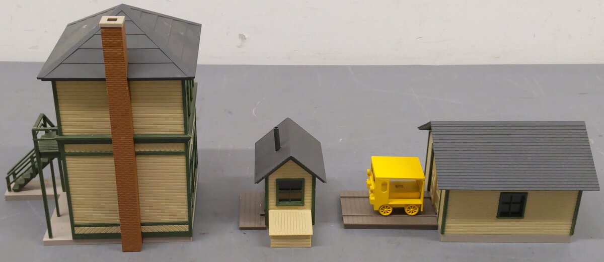 Walthers 933-2703 Trackside Structures Set VG/Box