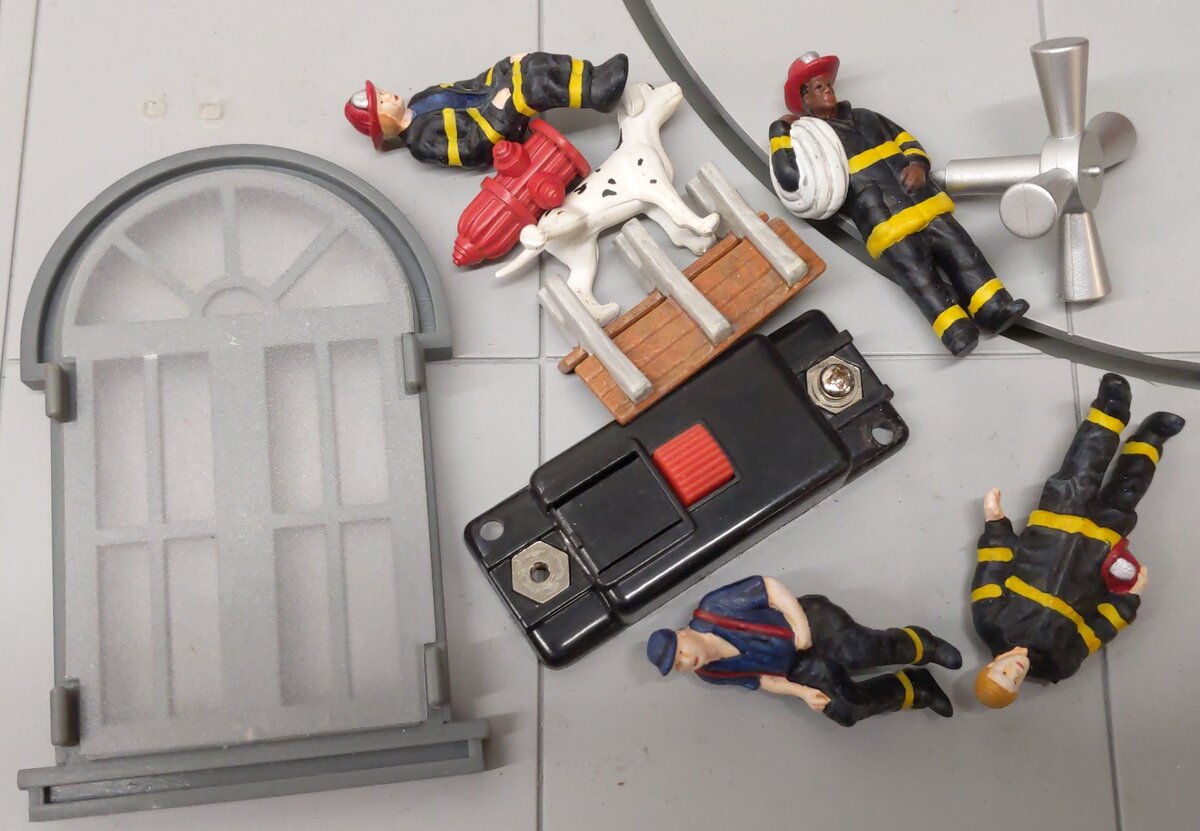 MTH 30-9136 O Operating Firehouse VG/Box