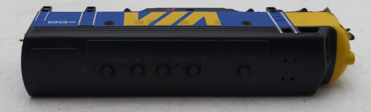 Micro-Trains 98001450 Z VIA Rail EMD F7 A Unit Powered Diesel Locomotive #6569 EX/Box