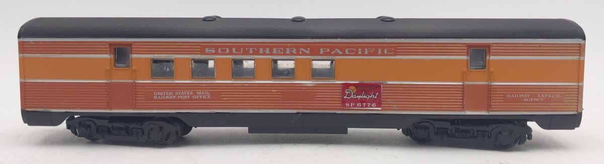 Athearn 1818 HO Scale Southern Pacific Daylight Streamlined Passenger Car #6776 VG/Box